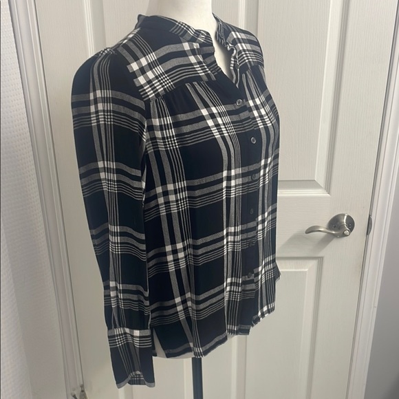 LOFT Black & White Plaid Button Down Shirt Pleating Details Long Sleeves Size S - Picture 4 of 8